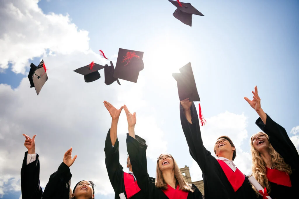 Gruppo di laureati che festeggia